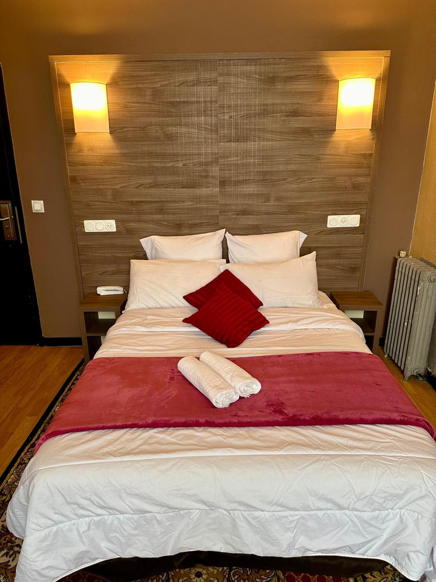 Hotel Victor Hugo Clamart Bagian luar foto