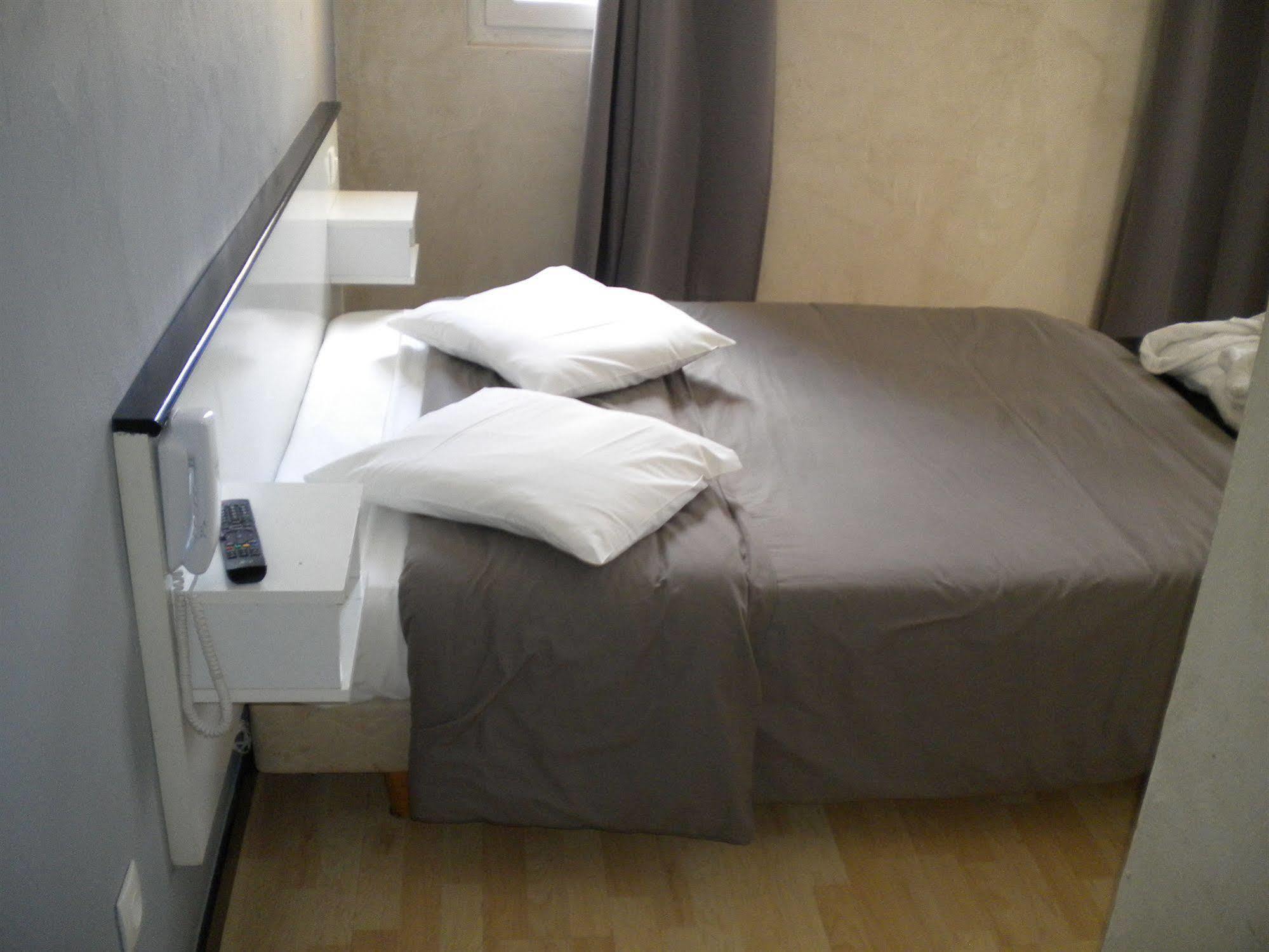 Hotel Victor Hugo Clamart Bagian luar foto